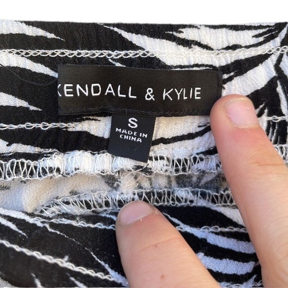 Kendall & Kylie size small shorts - Picture 4 of 4